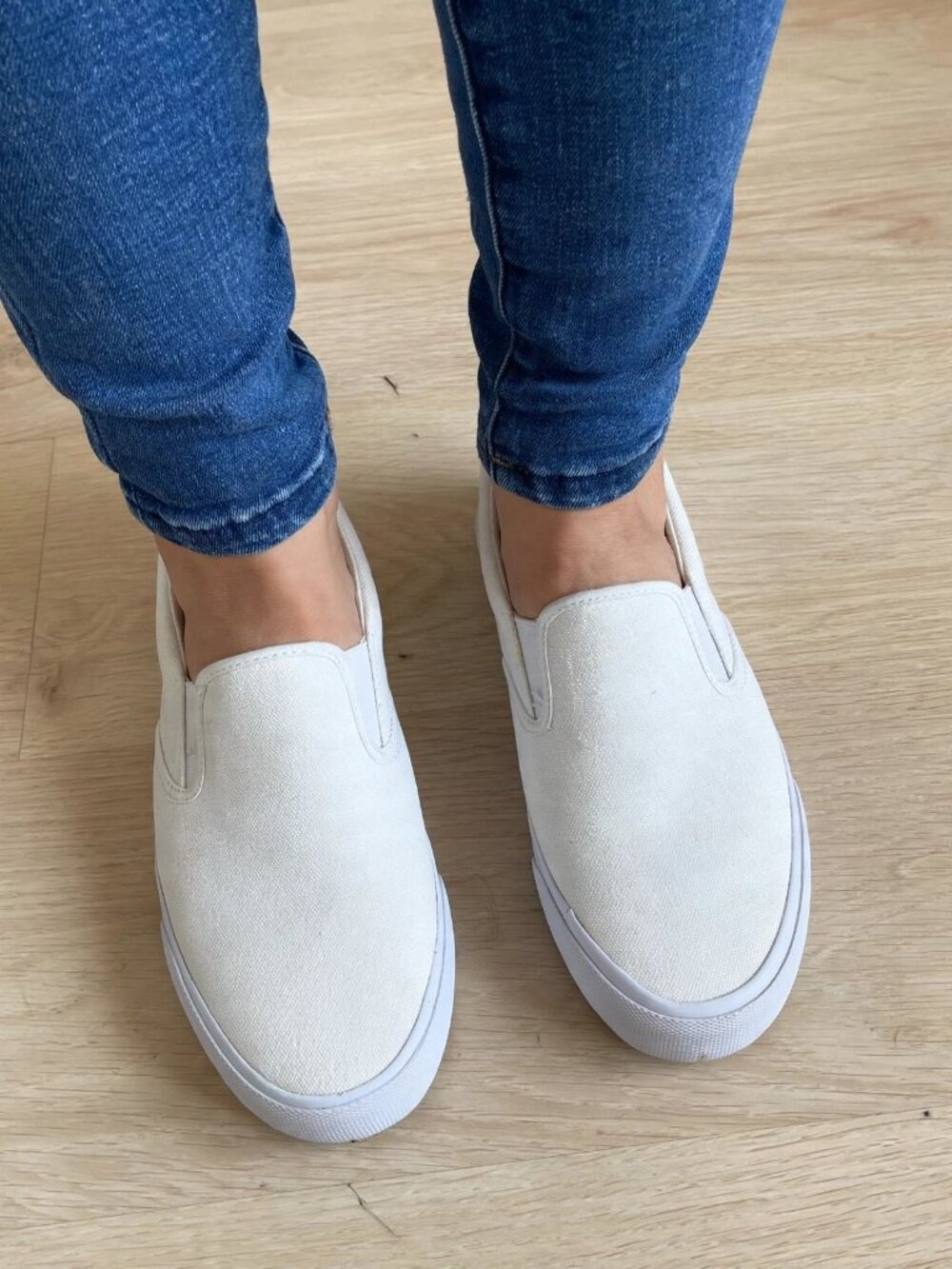 Women’s LUGZ white canvas slip on sneaker sz 9 EUC